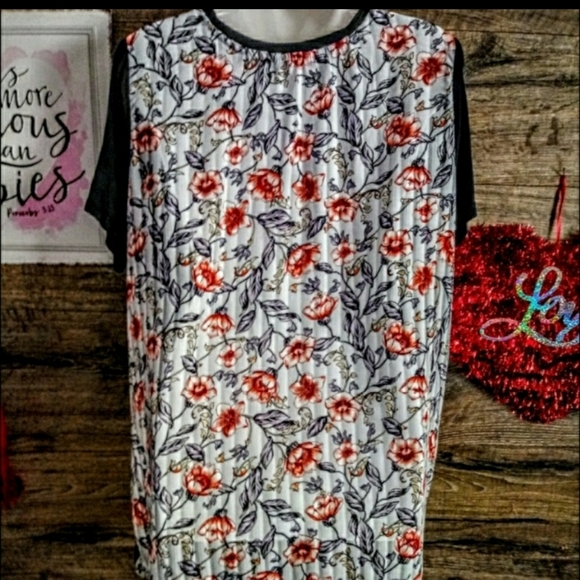 Signature Studio Top Size 1X Pleated Floral NWOT - Picture 3 of 9
